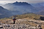 28 Il costone sud si fa meno erboso  e piu sassoso-roccioso